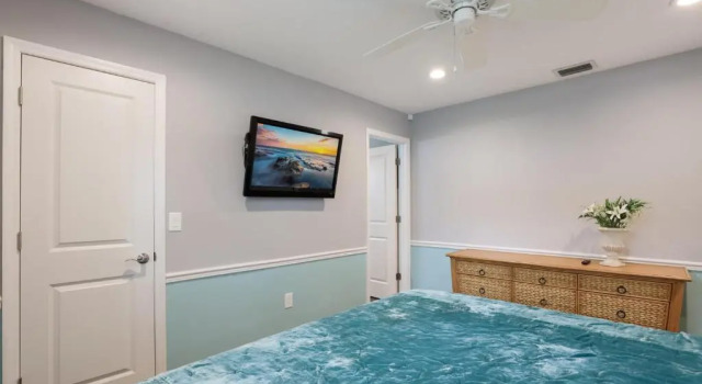 Oasis backyard with hot tub 4/2 close to the beach