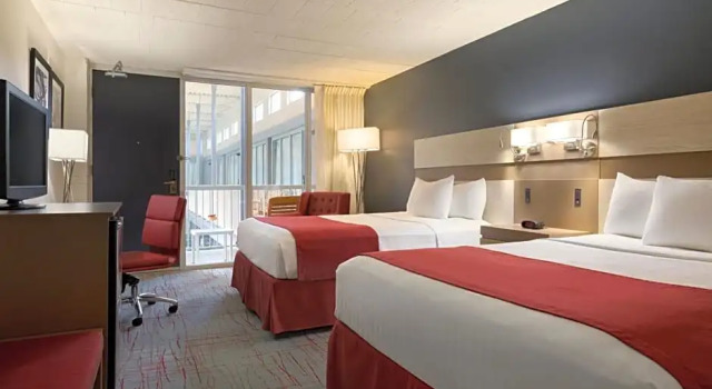 Четырёхместный номер Standard с видом на внутренний двор Ramada by Wyndham Clarion