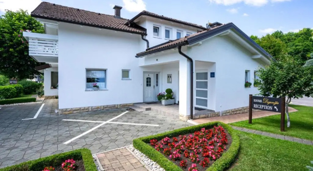 Rooms Degenija Annex, Boek Bed and Breakfast Hotels in Lika-Senj County met zwembad, Zwembad