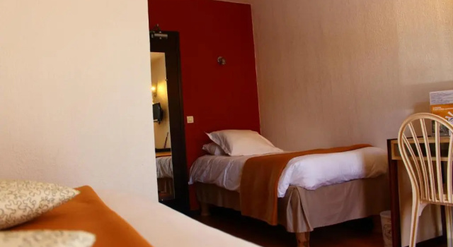 Трёхместный номер Standard Цокольный этаж Hôtel Les Gabarres