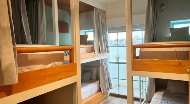 Кровать в общем номере Adra Hostal Peten