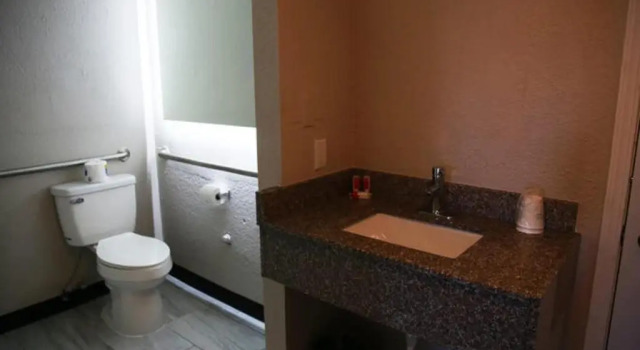 Четырёхместный номер Standard Days Inn and Suites by Wyndham Port Huron