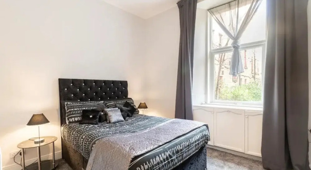 Stunning Newly Furnished Ground Floor Apartment, Забронировать Апартаменты/квартира Отели Glasgow & The Clyde Valley с парковкой, Парковка