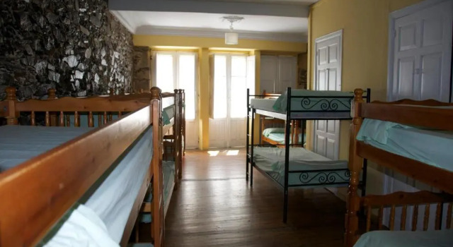 Кровать в общем номере Albergue los Blasones