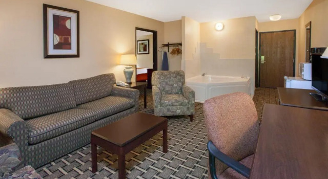 Двухместный люкс c 1 комнатой Days Inn & Suites by Wyndham Madison Heights MI
