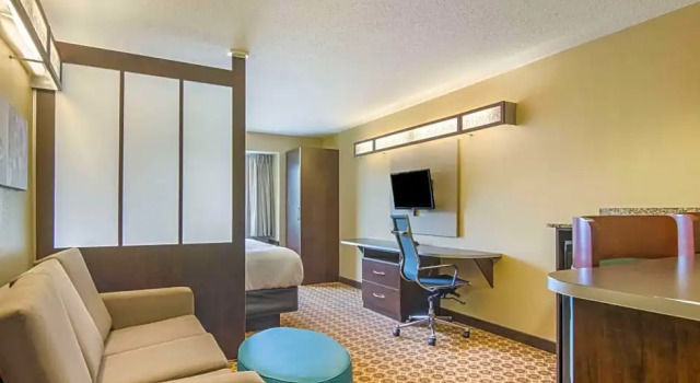 Люкс Deluxe Sleep Inn & Suites Steubenville at the University