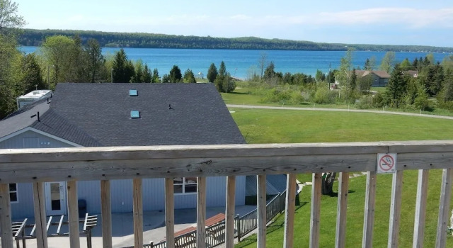 Четырёхместный номер Deluxe с балконом и с видом на озеро Waterview On The Bay