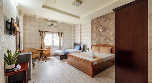Номер Economy Hoàng Long Hotel By Cozrum