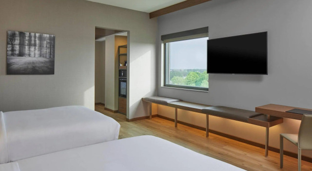 Четырёхместный номер Standard AC Hotel by Marriott Atlanta Airport Gateway