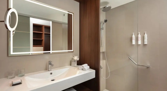 Двухместный номер Comfort с балконом и с видом на бассейн Lisbon Marriott Hotel