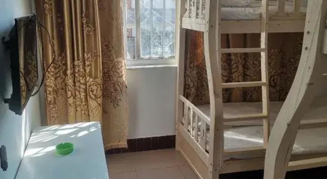 Кровать в общем номере (мужской номер) Maitreya Hongxiang Hotel (Honghe Water Town Giant Century Square Branch)