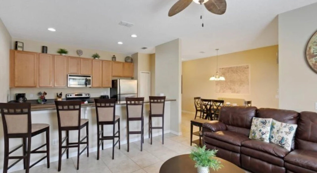 4 Bedroom 3 Bathroom Town Home With Splash Pool