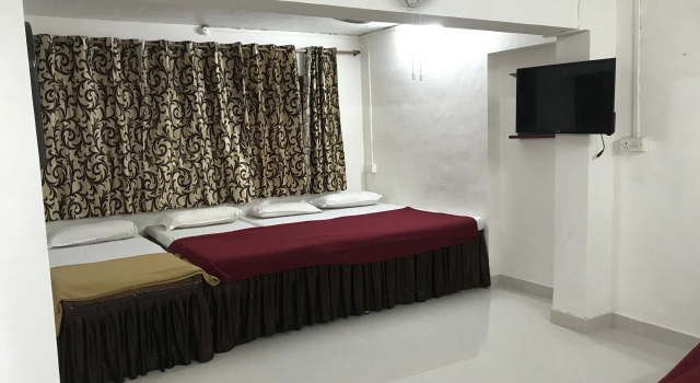 Кровать в общем номере Hotel Priti International