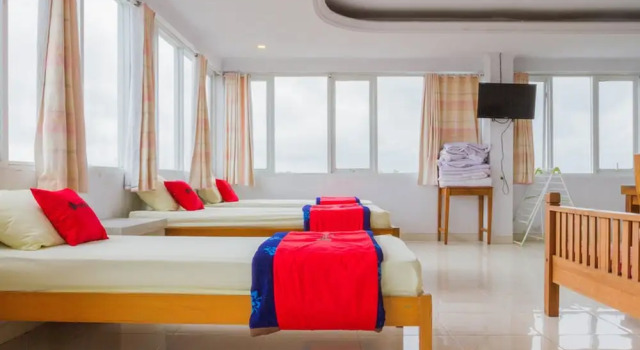 RedDoorz Plus near Pantai Barat