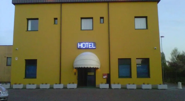 Hotel La Ciminiera, Rezervați Hotel Hoteluri în Ostiglia cu parcare, Parcare