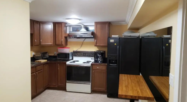 Апартаменты Surrey chic 2 bdrm basement unit
