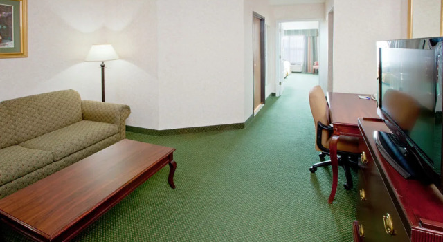 Holiday Inn Express and Suites Bad Axe, Book Hotel Bad Axe Michigan