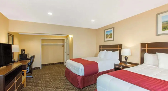 Четырёхместный номер Deluxe Days Inn by Wyndham Redwood City