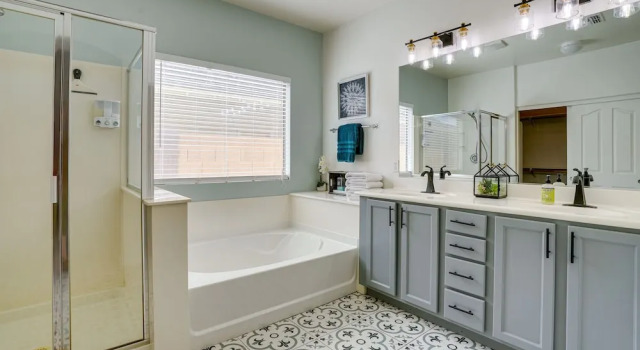 Коттедж Luxe Surprise Home: Pool, Putting Green & Hot Tub!