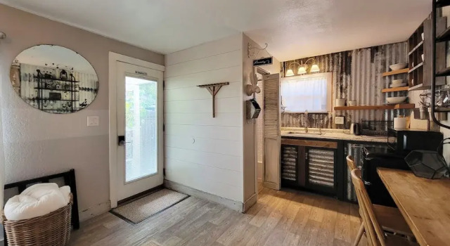 Rosewood Studio by WanderLodges, Prenota Casa vacanze Hotel a Oregon con parcheggio, Parcheggio