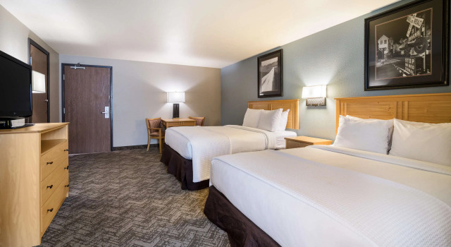 Четырёхместный номер Standard Best Western Golden Spike Inn & Suites