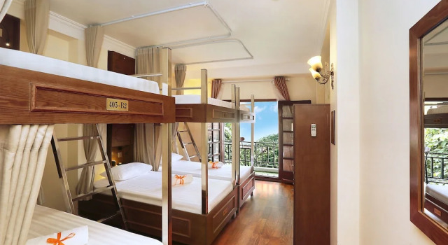 Кровать в общем номере с 6 комнатами Hanoi House Hotel & Travel
