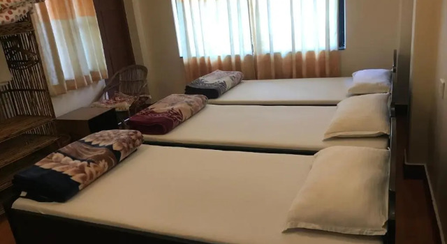 Кровать в общем номере Cherry Garden Pokhara