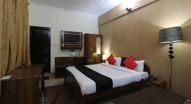 Четырёхместный номер Superior с балконом и с видом на реку Hotel Mandakini