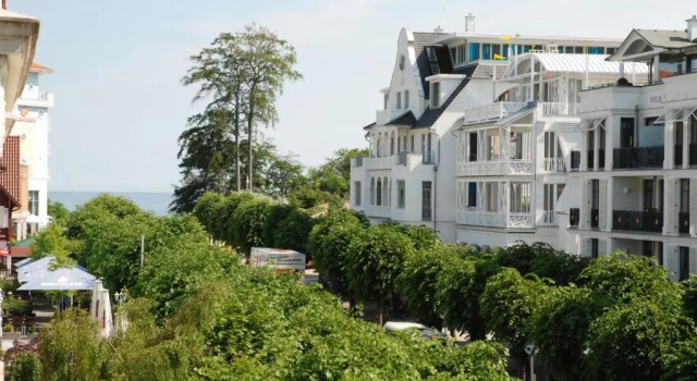 Villa Lena mit Fahrstuhl und Bäcker im Haus, direkt an der Flaniermeile, Забронировать Вилла Отели Остзебад-Зеллин с парковкой, рядом с Зеллинский музей янтаря, Парковка