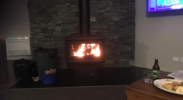 Коттедж с 4 комнатами Lake Views at Antler Lodge