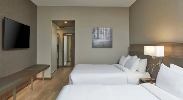 Четырёхместный номер Standard с красивым видом из окна AC Hotel by Marriott Atlanta Airport Gateway