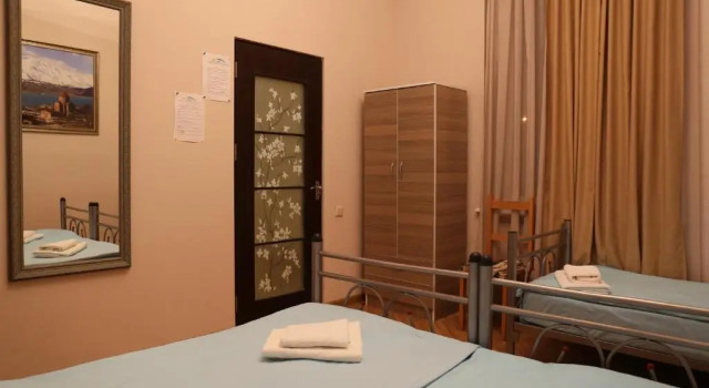 Economy Familie Zimmer Bridge House Yerevan Armenia