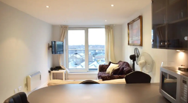 Modern 2 Bedroom Apartment Near Chelsea Harbour With Balcony