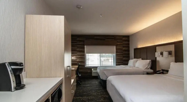 Четырёхместный номер Standard с балконом Holiday Inn Express Hotel & Suites Kalispell by IHG