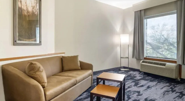 Двухместный люкс c 1 комнатой Fairfield Inn & Suites by Marriott Commerce