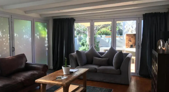 Апартаменты c 1 комнатой Modern Spacious Cottage with Hot Tub, Flora Studio