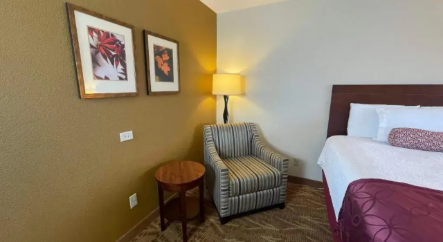 Четырёхместный номер Standard Governors Inn Hotel