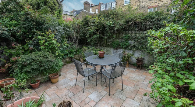 JOIVY 2 Bed Flat With Garden Next to Battersea Park!