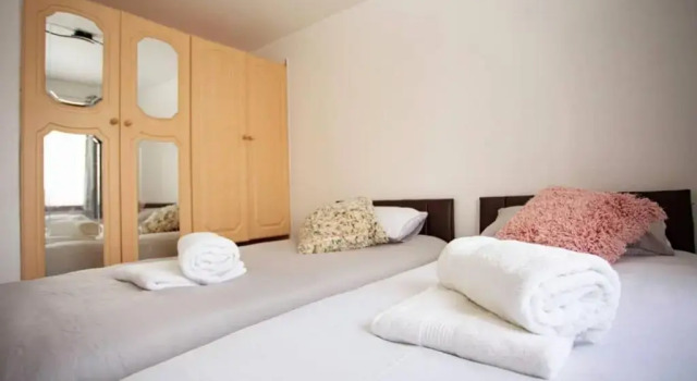 Cozy 3-bedroom Home in Luton, Забронировать Дом для отпуска Виллы Лутон, Вилла