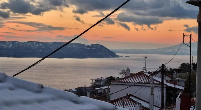 Коттедж "skopelos- Iris - Your Traditional Home"