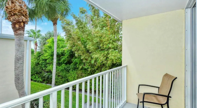 Апартаменты LaPlaya 202E Catch the gentle Gulf breezes on your private balcony beneath the swaying palms