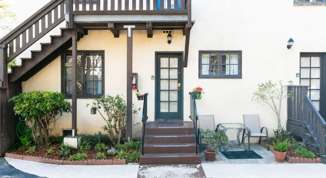 Charming Studio - 1 Block to Gorgeous East Beach! Hotel Room