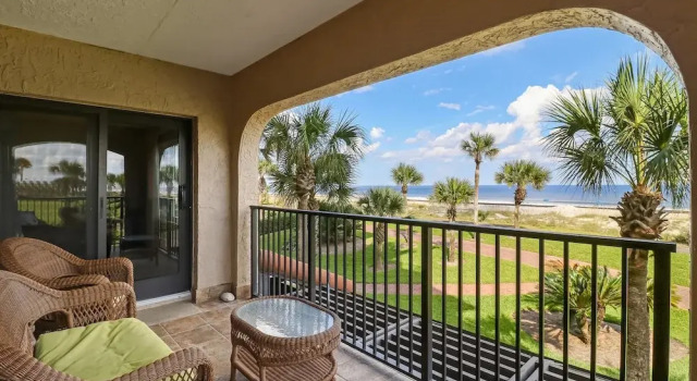 Номер Standard Beachfront Condo With Beach Access, Balcony, AC, Pool & Tennis