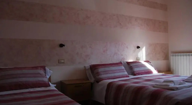 Standard Triple room with balcony Hotel Iscla