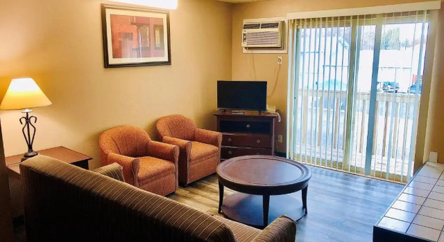 Четырёхместный номер Standard Ramada by Wyndham Spokane Valley