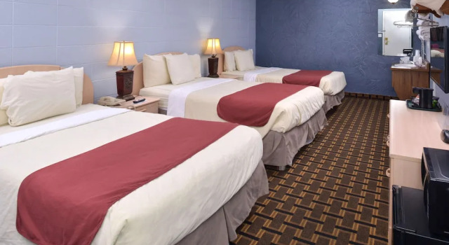 Шестиместный номер Standard с балконом Americas Best Value Inn & Suites Branson - Near the Strip