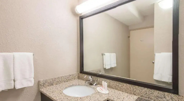 Номер Standard Ramada by Wyndham Cumberland Downtown