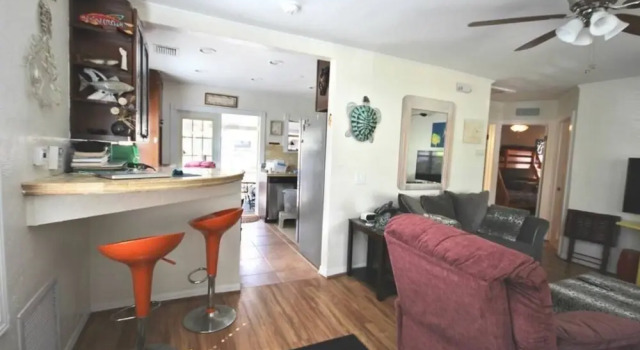 Mermaid Bungalow- 2 BR House Close to the Beach