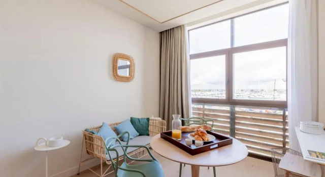 LES SUITES DU PORT by Le Saint Ferdinand