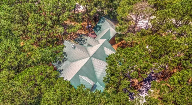 Коттедж с 5 комнатами NEW Spacious Retreat: 4 King En-Suites - Hot Tub - Pet-Friendly - Cozy Fire Pit - Prime Location - Multi-Family